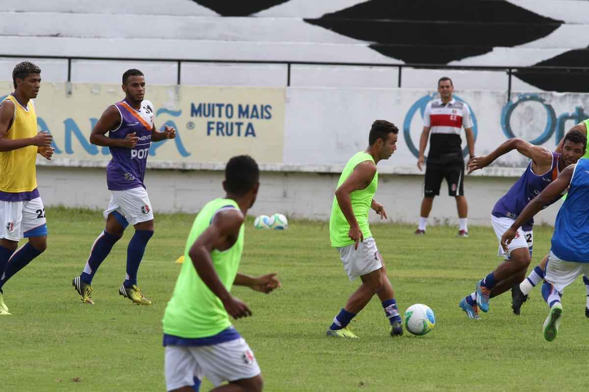 Clube coral segue treinamentos no Arruda antes de partir para pr-temporada nesta quarta, em Ch Grande, Agreste de Pernambuco. Novidade foi meia Pedro Castro