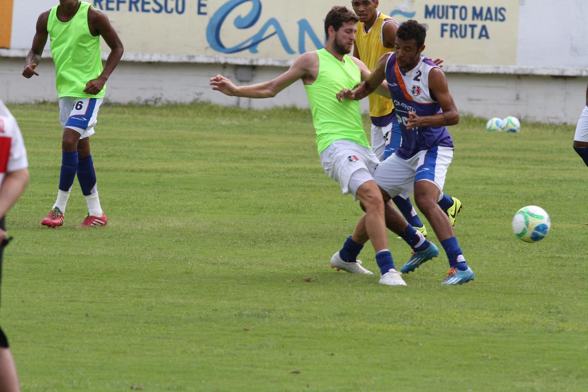 Clube coral segue treinamentos no Arruda antes de partir para pr-temporada nesta quarta, em Ch Grande, Agreste de Pernambuco. Novidade foi meia Pedro Castro
