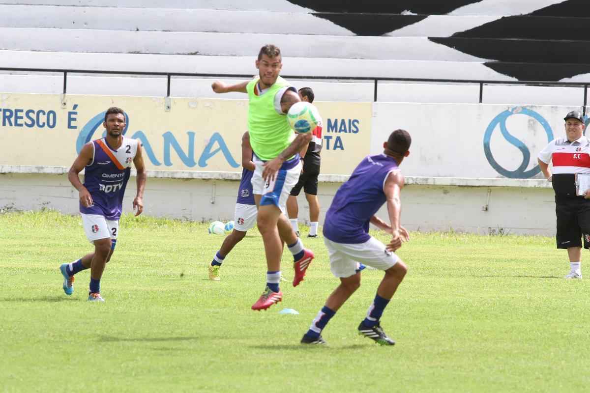 Clube coral segue treinamentos no Arruda antes de partir para pr-temporada nesta quarta, em Ch Grande, Agreste de Pernambuco. Novidade foi meia Pedro Castro