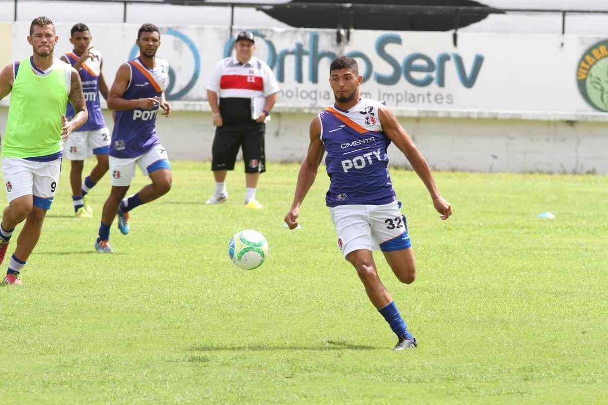 Clube coral segue treinamentos no Arruda antes de partir para pr-temporada nesta quarta, em Ch Grande, Agreste de Pernambuco. Novidade foi meia Pedro Castro