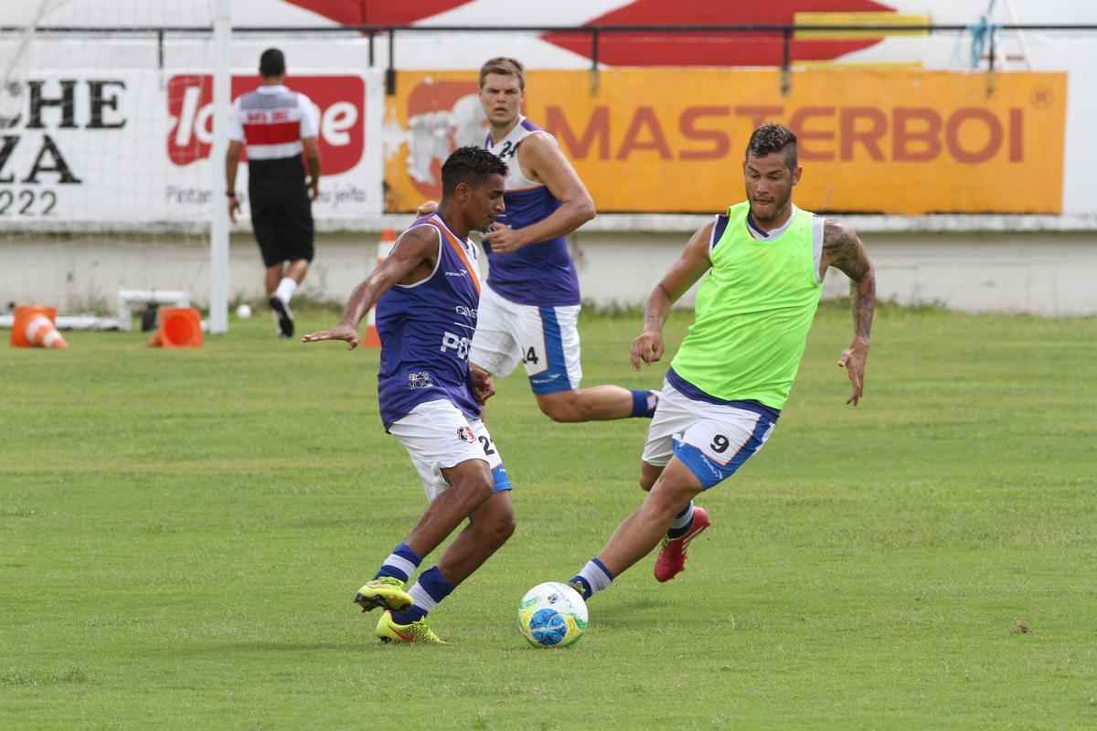 Clube coral segue treinamentos no Arruda antes de partir para pr-temporada nesta quarta, em Ch Grande, Agreste de Pernambuco. Novidade foi meia Pedro Castro