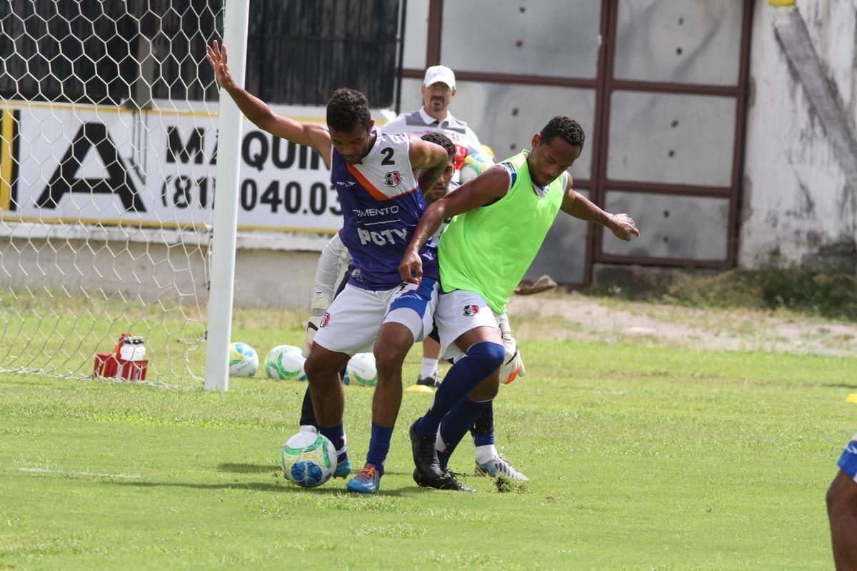 Clube coral segue treinamentos no Arruda antes de partir para pr-temporada nesta quarta, em Ch Grande, Agreste de Pernambuco. Novidade foi meia Pedro Castro