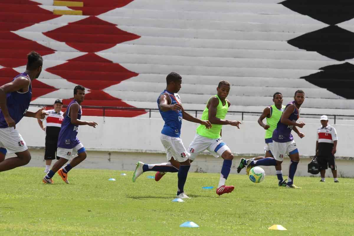 Clube coral segue treinamentos no Arruda antes de partir para pr-temporada nesta quarta, em Ch Grande, Agreste de Pernambuco. Novidade foi meia Pedro Castro