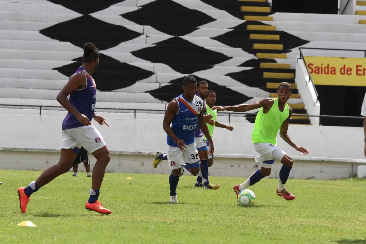 Clube coral segue treinamentos no Arruda antes de partir para pr-temporada nesta quarta, em Ch Grande, Agreste de Pernambuco. Novidade foi meia Pedro Castro