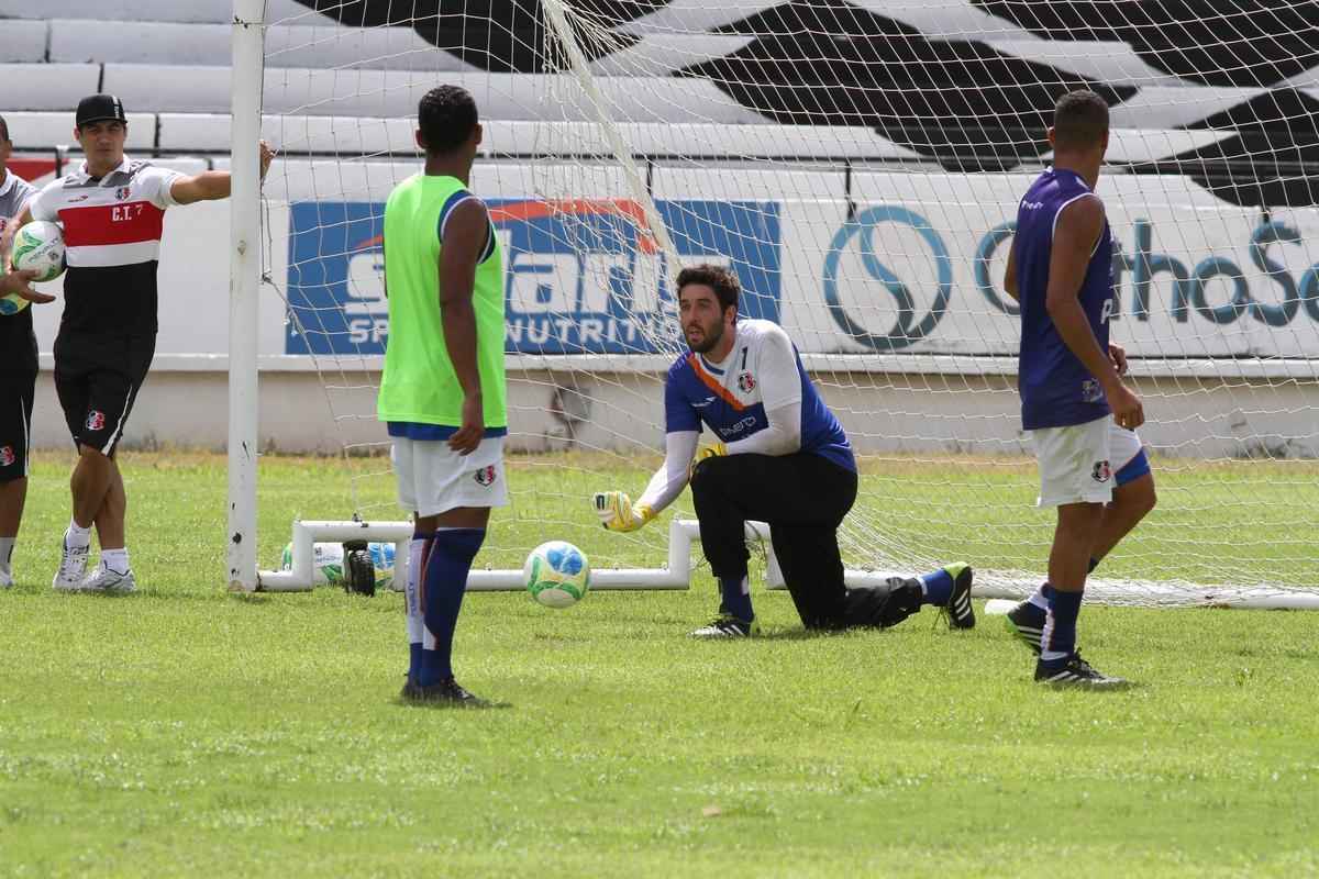 Clube coral segue treinamentos no Arruda antes de partir para pr-temporada nesta quarta, em Ch Grande, Agreste de Pernambuco. Novidade foi meia Pedro Castro
