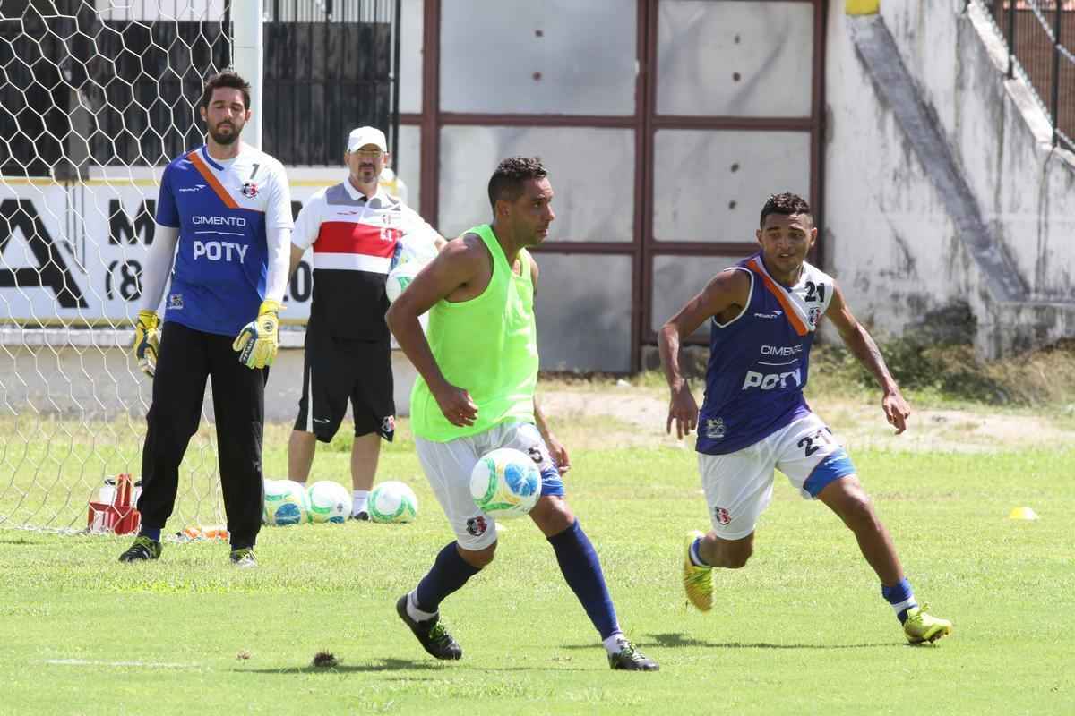 Clube coral segue treinamentos no Arruda antes de partir para pr-temporada nesta quarta, em Ch Grande, Agreste de Pernambuco. Novidade foi meia Pedro Castro