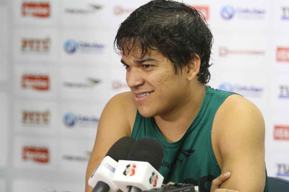 Clube coral segue treinamentos no Arruda antes de partir para pr-temporada nesta quarta, em Ch Grande, Agreste de Pernambuco. Novidade foi meia Pedro Castro
