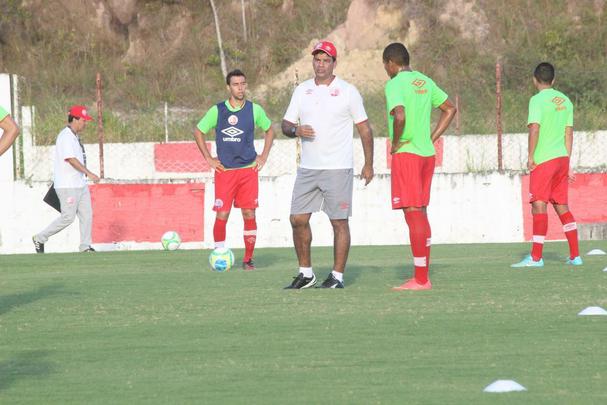 Moacir Junior esboou equipe no 4-4-2, mas as peas devem mudar at a estreia no Campeonato Pernambucano contra o Salgueiro