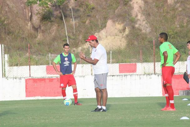 Moacir Junior esboou equipe no 4-4-2, mas as peas devem mudar at a estreia no Campeonato Pernambucano contra o Salgueiro