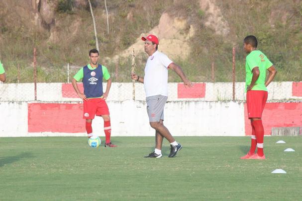 Moacir Junior esboou equipe no 4-4-2, mas as peas devem mudar at a estreia no Campeonato Pernambucano contra o Salgueiro