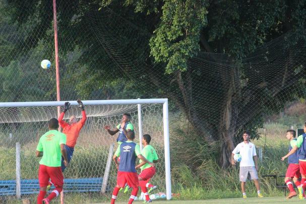 Moacir Junior esboou equipe no 4-4-2, mas as peas devem mudar at a estreia no Campeonato Pernambucano contra o Salgueiro