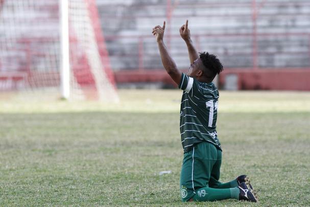 Carlinhos Bala estreia com vitória no futebol americano como