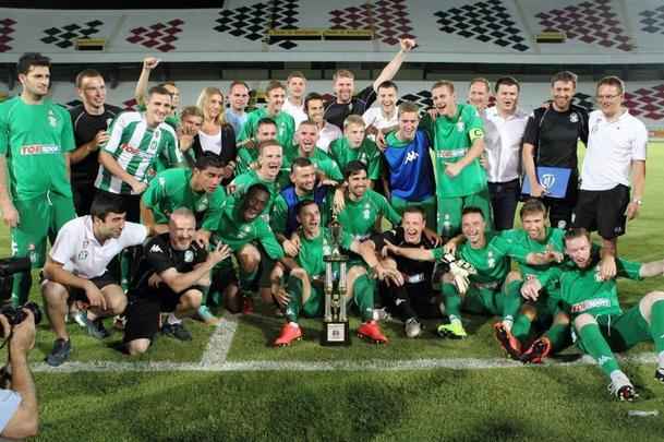 No amistoso contra a equipe da Lituânia, o Santa Cruz decidiu homenagear um de seus mais ilustres torcedores, Chico Science. O cantor e ícone do manguebeat deu nome ao amistoso, Troféu Chico Science. Entretanto, um erro encontrado na descrição e o próprio troféu (bem aquém das expectativas), entregue ao Zalgiris, vencedor da partida, chamou a atenção negativamente.