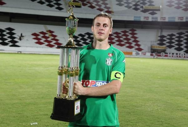 No amistoso contra a equipe da Lituânia, o Santa Cruz decidiu homenagear um de seus mais ilustres torcedores, Chico Science. O cantor e ícone do manguebeat deu nome ao amistoso, Troféu Chico Science. Entretanto, um erro encontrado na descrição e o próprio troféu (bem aquém das expectativas), entregue ao Zalgiris, vencedor da partida, chamou a atenção negativamente.