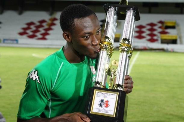 No amistoso contra a equipe da Lituânia, o Santa Cruz decidiu homenagear um de seus mais ilustres torcedores, Chico Science. O cantor e ícone do manguebeat deu nome ao amistoso, Troféu Chico Science. Entretanto, um erro encontrado na descrição e o próprio troféu (bem aquém das expectativas), entregue ao Zalgiris, vencedor da partida, chamou a atenção negativamente.