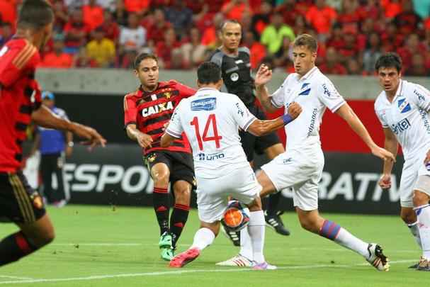 Leo derrotou o Nacional do Uruguai por 2 a 1 na Arena Pernambuco, no primeiro teste da temporada. Leo teve boa atuao principalmente no primeiro tempo, quando marcou os gols da vitria, assinalados por Samuel e Danilo