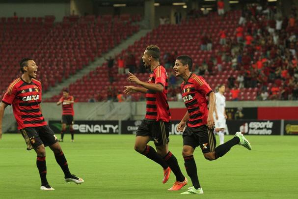 Leo derrotou o Nacional do Uruguai por 2 a 1 na Arena Pernambuco, no primeiro teste da temporada. Leo teve boa atuao principalmente no primeiro tempo, quando marcou os gols da vitria, assinalados por Samuel e Danilo