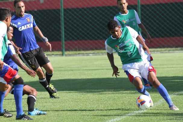 Rubro-negros tiveram tarde movimentada no CT. Alm da visita e jogo-treino com presenas de Diego Souza, Rodrigo Mancha e Joelinton, titulares do amistoso contra o Nacional-URU ficaram fazendo movimentao em separado do elenco