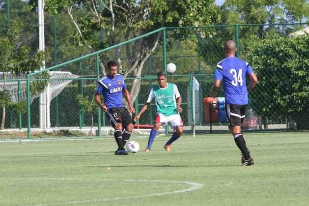 Rubro-negros tiveram tarde movimentada no CT. Alm da visita e jogo-treino com presenas de Diego Souza, Rodrigo Mancha e Joelinton, titulares do amistoso contra o Nacional-URU ficaram fazendo movimentao em separado do elenco