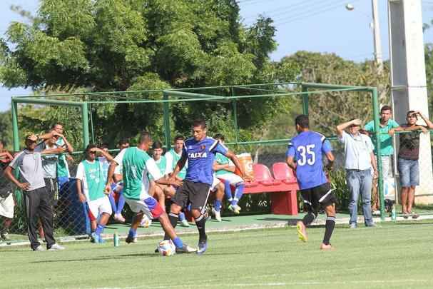 Rubro-negros tiveram tarde movimentada no CT. Alm da visita e jogo-treino com presenas de Diego Souza, Rodrigo Mancha e Joelinton, titulares do amistoso contra o Nacional-URU ficaram fazendo movimentao em separado do elenco