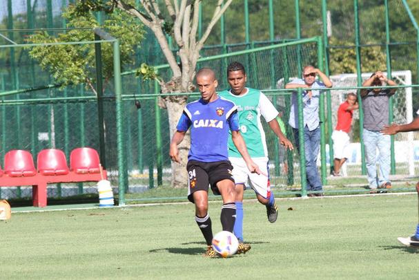 Rubro-negros tiveram tarde movimentada no CT. Alm da visita e jogo-treino com presenas de Diego Souza, Rodrigo Mancha e Joelinton, titulares do amistoso contra o Nacional-URU ficaram fazendo movimentao em separado do elenco