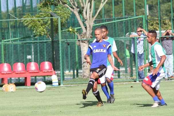 Rubro-negros tiveram tarde movimentada no CT. Alm da visita e jogo-treino com presenas de Diego Souza, Rodrigo Mancha e Joelinton, titulares do amistoso contra o Nacional-URU ficaram fazendo movimentao em separado do elenco
