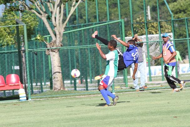 Rubro-negros tiveram tarde movimentada no CT. Alm da visita e jogo-treino com presenas de Diego Souza, Rodrigo Mancha e Joelinton, titulares do amistoso contra o Nacional-URU ficaram fazendo movimentao em separado do elenco