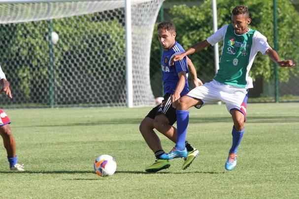 Rubro-negros tiveram tarde movimentada no CT. Alm da visita e jogo-treino com presenas de Diego Souza, Rodrigo Mancha e Joelinton, titulares do amistoso contra o Nacional-URU ficaram fazendo movimentao em separado do elenco