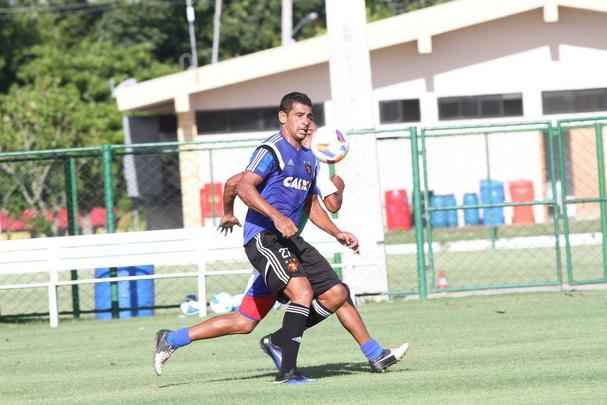 Rubro-negros tiveram tarde movimentada no CT. Alm da visita e jogo-treino com presenas de Diego Souza, Rodrigo Mancha e Joelinton, titulares do amistoso contra o Nacional-URU ficaram fazendo movimentao em separado do elenco