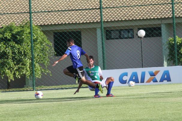 Rubro-negros tiveram tarde movimentada no CT. Alm da visita e jogo-treino com presenas de Diego Souza, Rodrigo Mancha e Joelinton, titulares do amistoso contra o Nacional-URU ficaram fazendo movimentao em separado do elenco