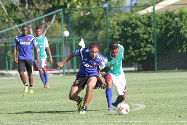 Rubro-negros tiveram tarde movimentada no CT. Alm da visita e jogo-treino com presenas de Diego Souza, Rodrigo Mancha e Joelinton, titulares do amistoso contra o Nacional-URU ficaram fazendo movimentao em separado do elenco