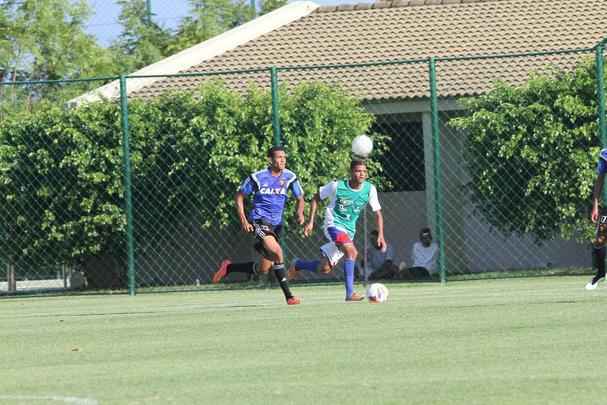 Rubro-negros tiveram tarde movimentada no CT. Alm da visita e jogo-treino com presenas de Diego Souza, Rodrigo Mancha e Joelinton, titulares do amistoso contra o Nacional-URU ficaram fazendo movimentao em separado do elenco