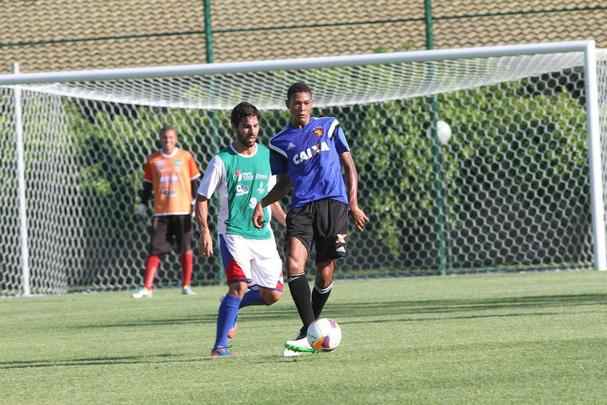 Rubro-negros tiveram tarde movimentada no CT. Alm da visita e jogo-treino com presenas de Diego Souza, Rodrigo Mancha e Joelinton, titulares do amistoso contra o Nacional-URU ficaram fazendo movimentao em separado do elenco