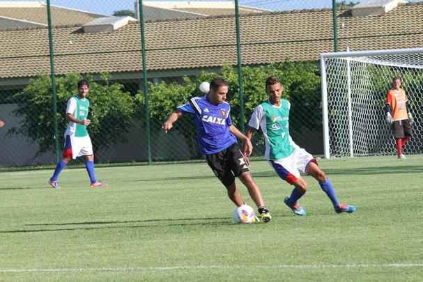 Rubro-negros tiveram tarde movimentada no CT. Alm da visita e jogo-treino com presenas de Diego Souza, Rodrigo Mancha e Joelinton, titulares do amistoso contra o Nacional-URU ficaram fazendo movimentao em separado do elenco
