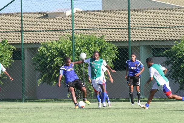 Rubro-negros tiveram tarde movimentada no CT. Alm da visita e jogo-treino com presenas de Diego Souza, Rodrigo Mancha e Joelinton, titulares do amistoso contra o Nacional-URU ficaram fazendo movimentao em separado do elenco