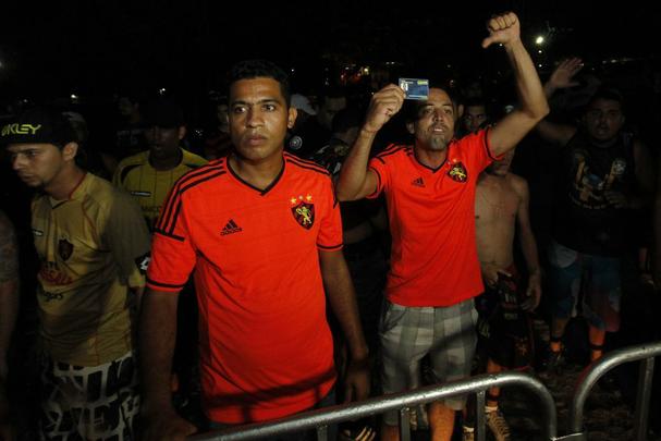 22/10/2014 - A primeira crise - Sport  derrotado pelo Gois na Ilha do Retiro. Torcida pressiona pela sada de Eduardo Baptista do comando do time. O clube ainda perderia mais uma partida e chegaria a oito jogos sem vencer.