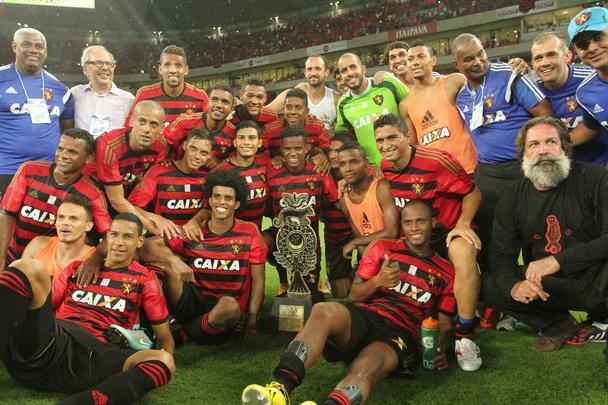 24/01/2015 - Pr-temporada 2015 - Sport vence o Nacional, do Uruguai, e conquista a Taa Ariano Suassuna no gramado da Arena Pernambuco.