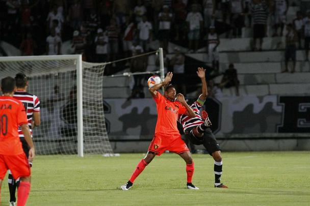 Jogando fora de casa, o Sport venceu o Santa Cruz por 3 a 0 na estreia oficial de ambos os clubes na temporada 2015. Os gols rubro-negros foram marcados por Danilo, de pnalti, e lber, duas vezes