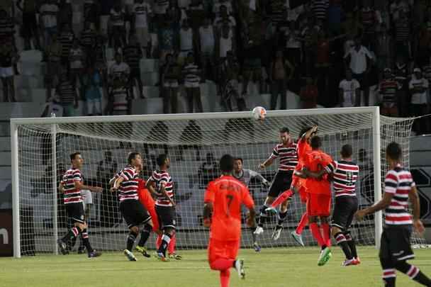 Jogando fora de casa, o Sport venceu o Santa Cruz por 3 a 0 na estreia oficial de ambos os clubes na temporada 2015. Os gols rubro-negros foram marcados por Danilo, de pnalti, e lber, duas vezes
