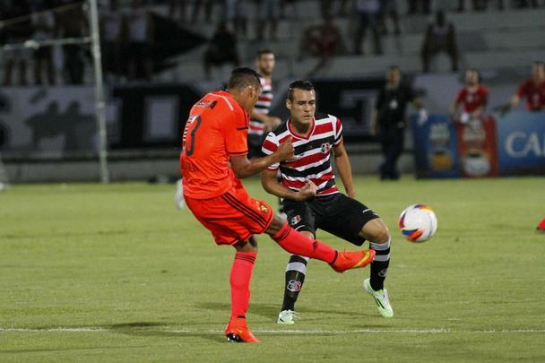 Jogando fora de casa, o Sport venceu o Santa Cruz por 3 a 0 na estreia oficial de ambos os clubes na temporada 2015. Os gols rubro-negros foram marcados por Danilo, de pnalti, e lber, duas vezes