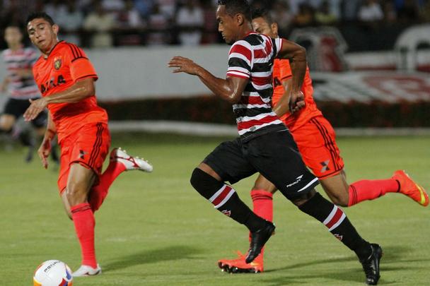 Jogando fora de casa, o Sport venceu o Santa Cruz por 3 a 0 na estreia oficial de ambos os clubes na temporada 2015. Os gols rubro-negros foram marcados por Danilo, de pnalti, e lber, duas vezes