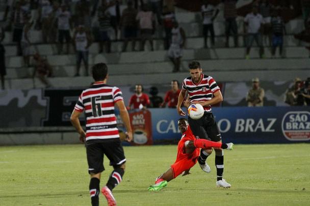 Jogando fora de casa, o Sport venceu o Santa Cruz por 3 a 0 na estreia oficial de ambos os clubes na temporada 2015. Os gols rubro-negros foram marcados por Danilo, de pnalti, e lber, duas vezes