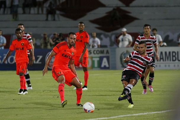 Jogando fora de casa, o Sport venceu o Santa Cruz por 3 a 0 na estreia oficial de ambos os clubes na temporada 2015. Os gols rubro-negros foram marcados por Danilo, de pnalti, e lber, duas vezes