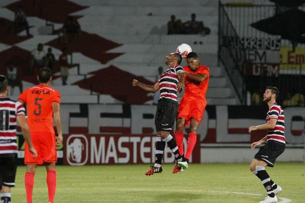 Jogando fora de casa, o Sport venceu o Santa Cruz por 3 a 0 na estreia oficial de ambos os clubes na temporada 2015. Os gols rubro-negros foram marcados por Danilo, de pnalti, e lber, duas vezes