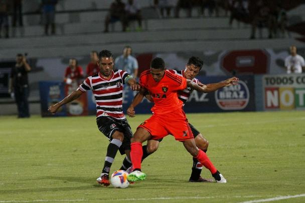 Jogando fora de casa, o Sport venceu o Santa Cruz por 3 a 0 na estreia oficial de ambos os clubes na temporada 2015. Os gols rubro-negros foram marcados por Danilo, de pnalti, e lber, duas vezes