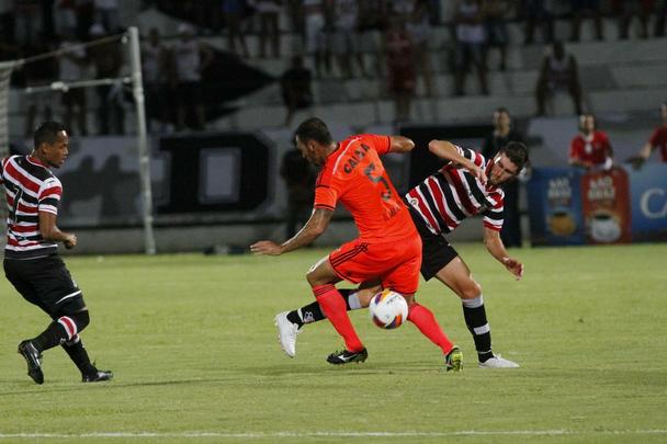 Jogando fora de casa, o Sport venceu o Santa Cruz por 3 a 0 na estreia oficial de ambos os clubes na temporada 2015. Os gols rubro-negros foram marcados por Danilo, de pnalti, e lber, duas vezes