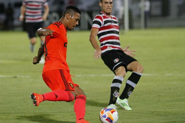 Jogando fora de casa, o Sport venceu o Santa Cruz por 3 a 0 na estreia oficial de ambos os clubes na temporada 2015. Os gols rubro-negros foram marcados por Danilo, de pnalti, e lber, duas vezes