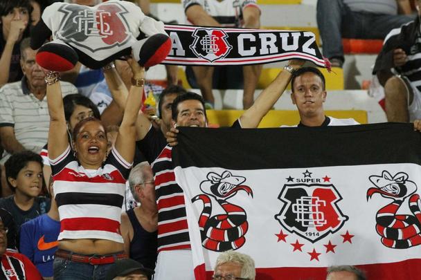 Jogando fora de casa, o Sport venceu o Santa Cruz por 3 a 0 na estreia oficial de ambos os clubes na temporada 2015. Os gols rubro-negros foram marcados por Danilo, de pnalti, e lber, duas vezes
