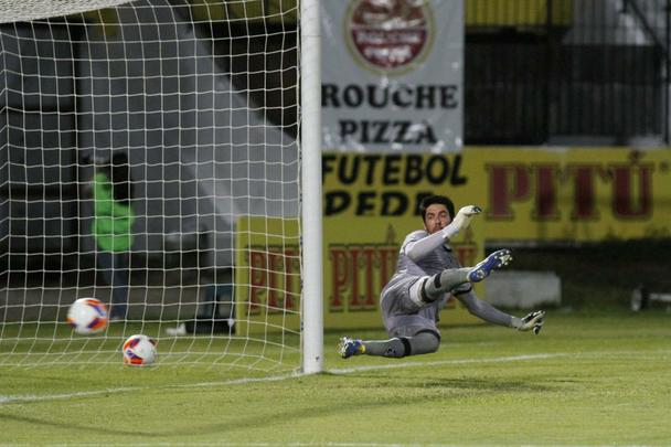 Jogando fora de casa, o Sport venceu o Santa Cruz por 3 a 0 na estreia oficial de ambos os clubes na temporada 2015. Os gols rubro-negros foram marcados por Danilo, de pnalti, e lber, duas vezes
