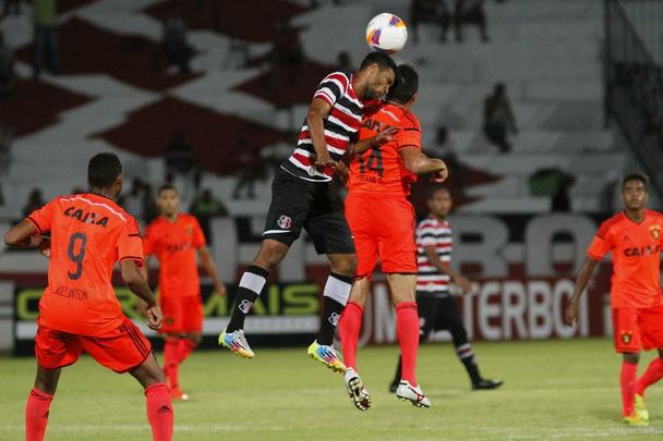 Jogando fora de casa, o Sport venceu o Santa Cruz por 3 a 0 na estreia oficial de ambos os clubes na temporada 2015. Os gols rubro-negros foram marcados por Danilo, de pnalti, e lber, duas vezes